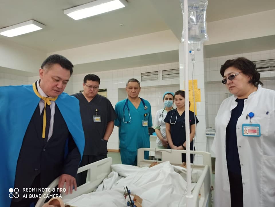 Тлеухан Абилдаев, и.о. руководителя управления общественного здоровья навестил пострадавших