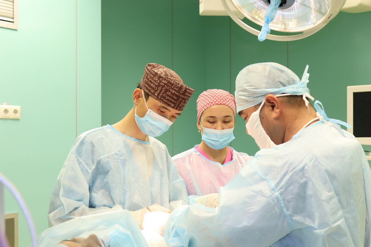 Алматылық хирургтар 17 жастағы науқастың асқазанынан бір килограмм шашты алып тастады