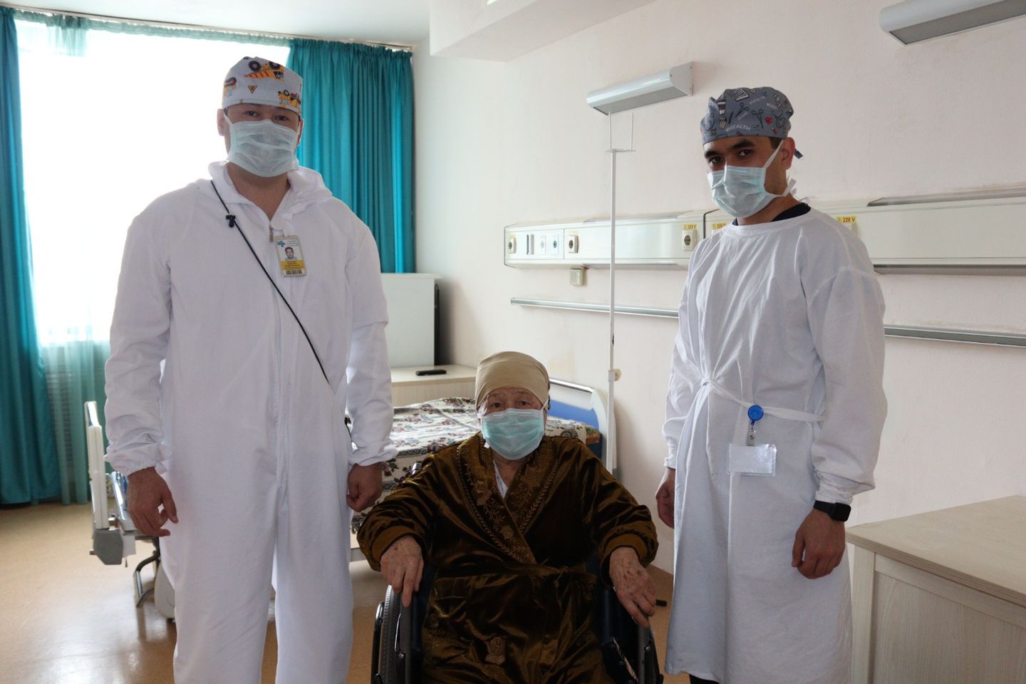 Травматологи ГКБ №4 успешно прооперировали 95-летнюю пациентку с переломом бедра