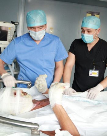 Алматылық дәрігерлер жұмыста электр тоғынан жарақат алған ер адамның өмірі үшін 52 күн күресті