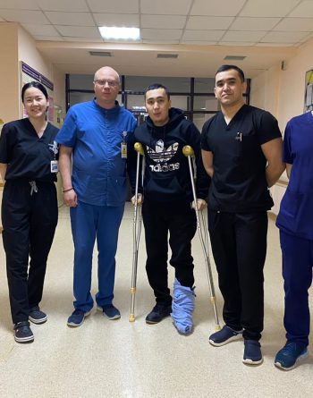 Пожарный из Жанаозена чуть не лишился ноги во время тушения огня, его спасли алматинские врачи