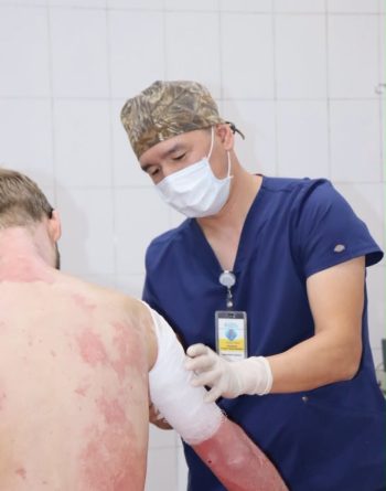 ДӘРІГЕРЛЕР ГАЗ БАЛЛОНЫНЫҢ ЖАРЫЛУЫНАН ДЕНЕСІНІҢ 90%-ҒА ЖУЫҒЫН КҮЙІК ШАЛҒАН ЕР АЗАМАТТЫҢ ӨМІРІН САҚТАП ҚАЛДЫ ДӘРІГЕРЛЕР ГАЗ БАЛЛОНЫНЫҢ ЖАРЫЛУЫНАН ДЕНЕСІНІҢ 90%-ҒА ЖУЫҒЫН КҮЙІК ШАЛҒАН ЕР АЗАМАТТЫҢ ӨМІРІН САҚТАП ҚАЛДЫ